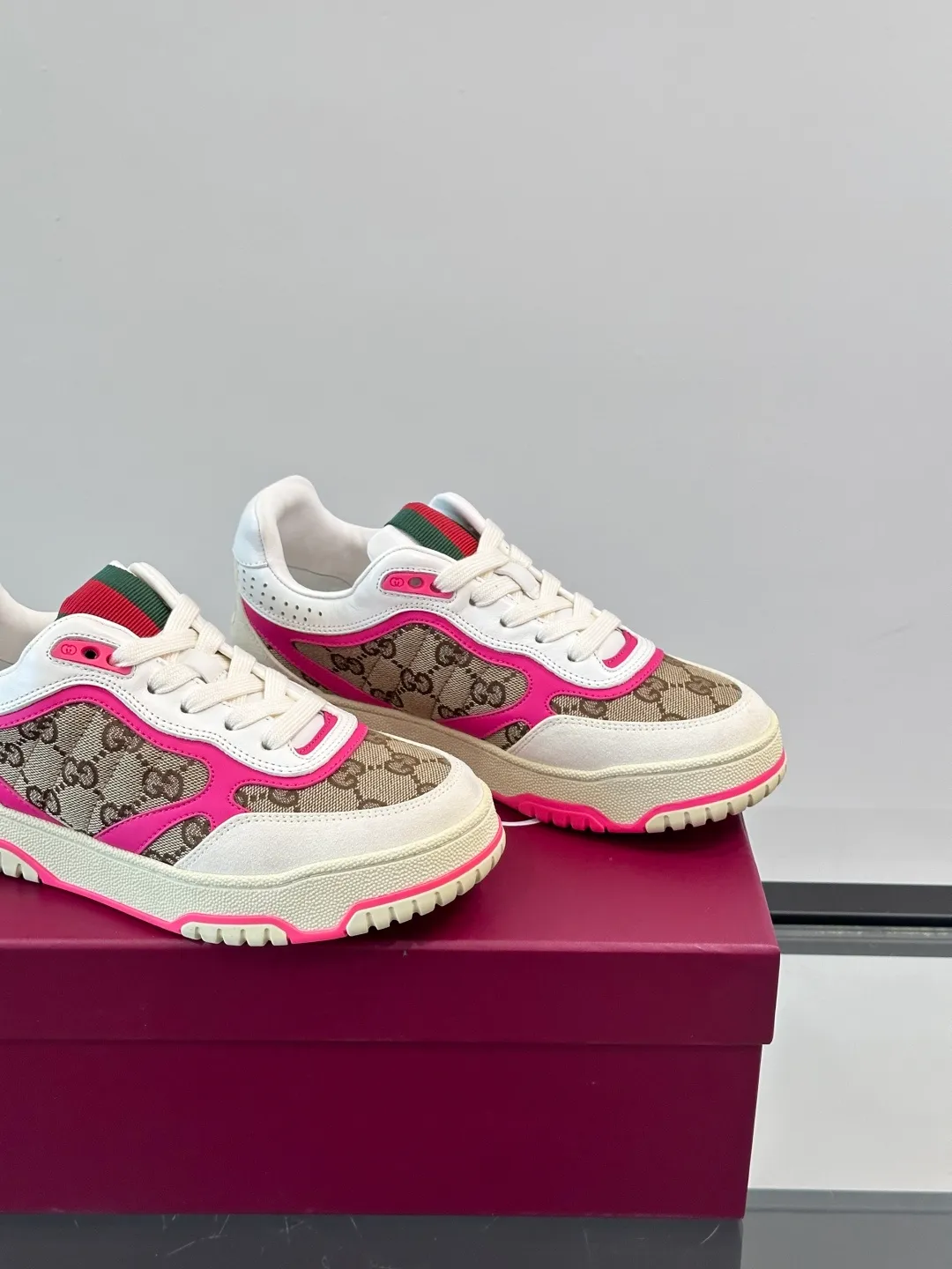 Men's Men's Shoes 💰480 [New Style] 🦨🦨Gucci 𝐆𝐮𝐜𝐜𝐢 𝐑𝐞-𝐖𝐞𝐛 As a sneaker created by Sabato De Sarno for Gucci, the Re-Web series reinterprets the brand's classic stripes, with bold and unique details to set off a modern silhouette design. These shoes are crafted from white leather. This new sneaker is ingeniously decorated with many of the brand's classic details, and is equipped with a bright red and green webbing tongue, which will make people fall in love at first sight. White leather has been specially treated to be soft and shiny, with an embossed grained texture. Script Gucci logo and Interlocking G web label with Interlocking G and script Gucci logo. Rubber outsole with Interlocking G detail eyelets. Web tongue. Size: Female 35-40 (Female 41, 42 customized). Male 38-44 (45, 46 customized)